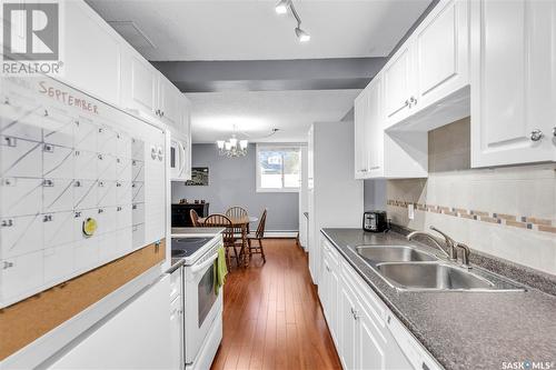 1 833 B Avenue N, Saskatoon, SK - Indoor Photo Showing Kitchen With Double Sink