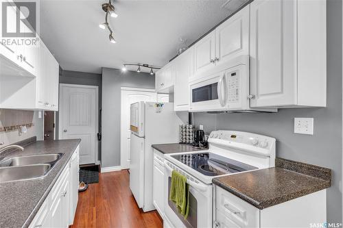 1 833 B Avenue N, Saskatoon, SK - Indoor Photo Showing Kitchen With Double Sink