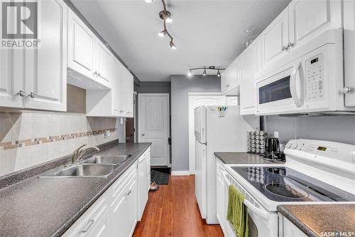 1 833 B Avenue N, Saskatoon, SK - Indoor Photo Showing Kitchen With Double Sink