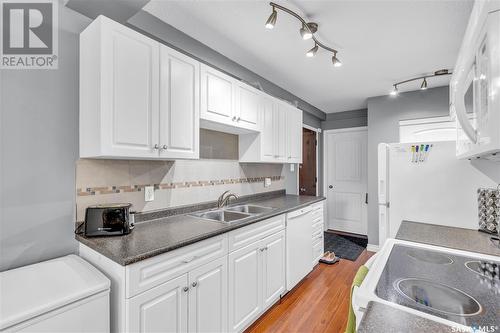 1 833 B Avenue N, Saskatoon, SK - Indoor Photo Showing Kitchen With Double Sink