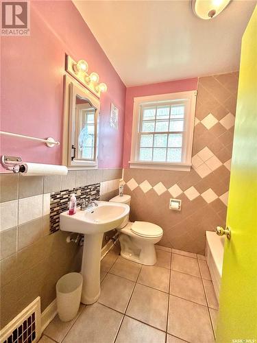 165 Broadway Street W, Yorkton, SK - Indoor Photo Showing Bathroom