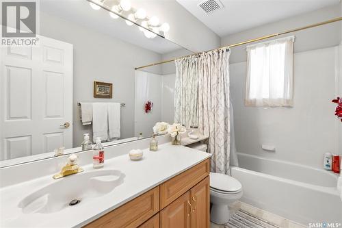 901B 9Th Street E, Saskatoon, SK - Indoor Photo Showing Bathroom