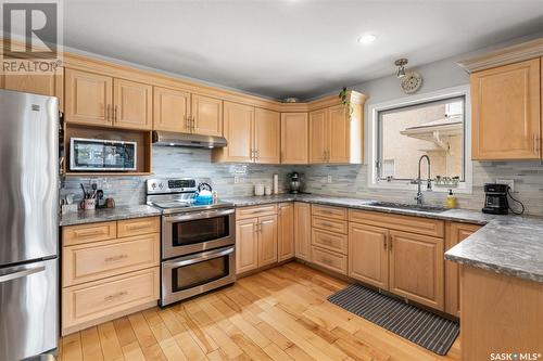 901B 9Th Street E, Saskatoon, SK - Indoor Photo Showing Kitchen