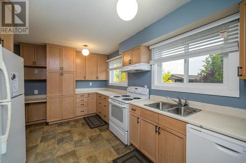 3191 2Nd Avenue, Prince George, BC - Indoor Photo Showing Kitchen With Double Sink