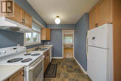 3191 2Nd Avenue, Prince George, BC - Indoor Photo Showing Kitchen With Double Sink