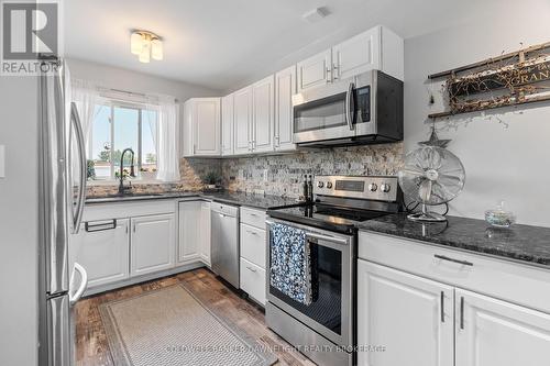 6 - 18 Sauble River Road, Lambton Shores (Grand Bend), ON - Indoor Photo Showing Kitchen With Upgraded Kitchen