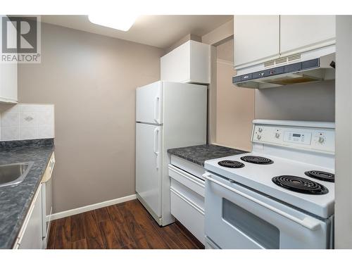 737 Leon Avenue Unit# 505, Kelowna, BC - Indoor Photo Showing Kitchen