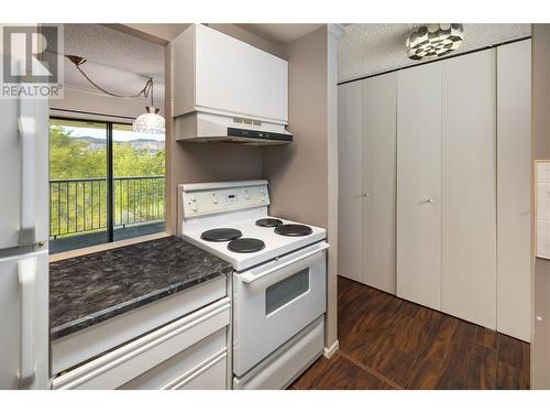 737 Leon Avenue Unit# 505, Kelowna, BC - Indoor Photo Showing Kitchen