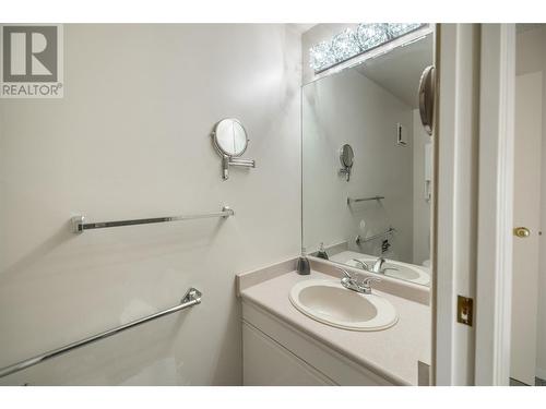 737 Leon Avenue Unit# 505, Kelowna, BC - Indoor Photo Showing Bathroom