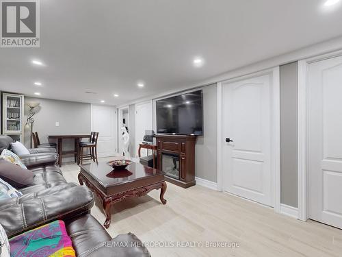 36 Elmvale Boulevard, Whitchurch-Stouffville, ON - Indoor Photo Showing Living Room