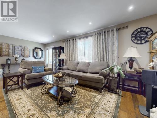 36 Elmvale Boulevard, Whitchurch-Stouffville, ON - Indoor Photo Showing Living Room