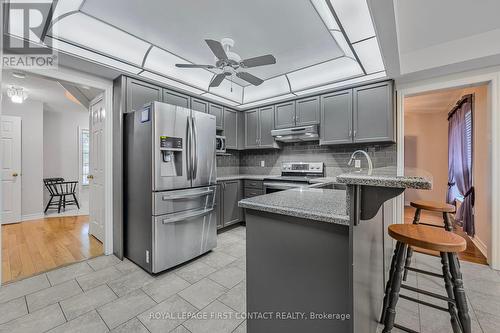 356 Livingstone Street W, Barrie, ON - Indoor Photo Showing Kitchen With Upgraded Kitchen