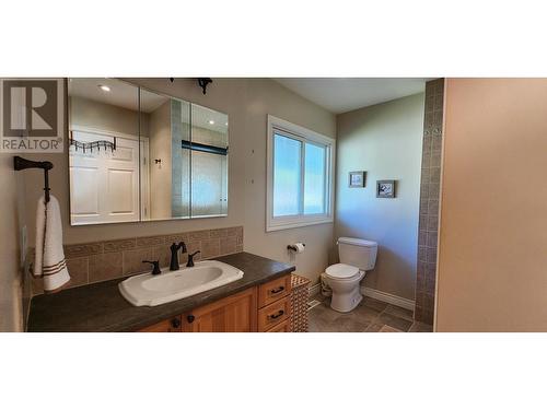 54 Hazlewood  Drive, Trail, BC - Indoor Photo Showing Bathroom