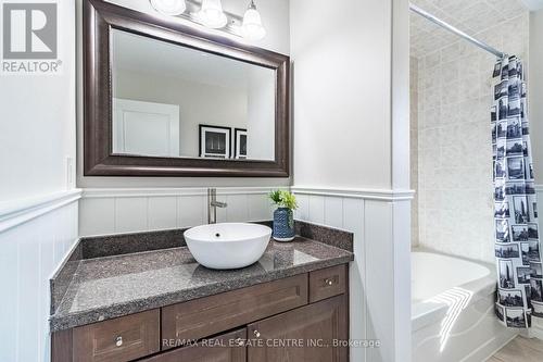 953 Gastle Way, Milton, ON - Indoor Photo Showing Bathroom