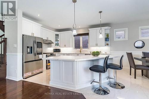 953 Gastle Way, Milton, ON - Indoor Photo Showing Kitchen With Upgraded Kitchen