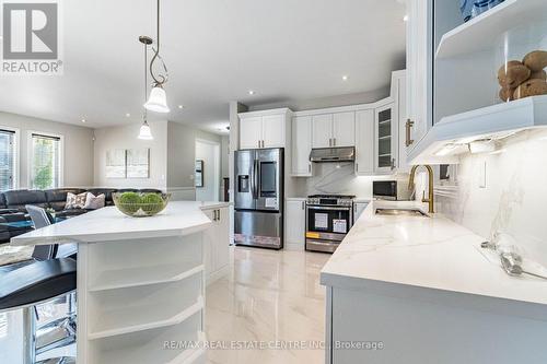 953 Gastle Way, Milton, ON - Indoor Photo Showing Kitchen With Upgraded Kitchen