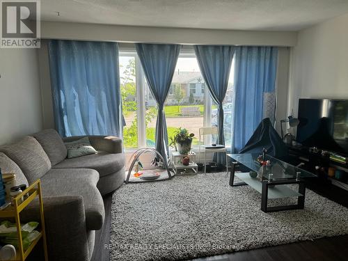 32 Canterbury Drive, St. Catharines, ON - Indoor Photo Showing Living Room