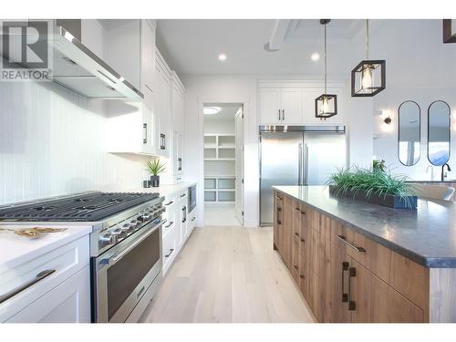 5500 Foothill Court, Kelowna, BC - Indoor Photo Showing Kitchen With Upgraded Kitchen