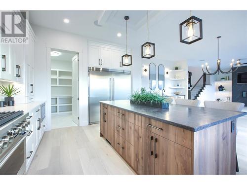 5500 Foothill Court, Kelowna, BC - Indoor Photo Showing Kitchen With Upgraded Kitchen