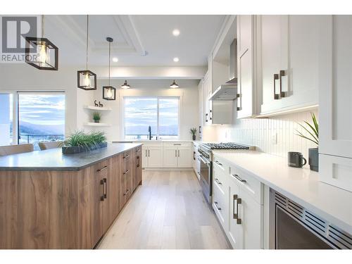 5500 Foothill Court, Kelowna, BC - Indoor Photo Showing Kitchen With Upgraded Kitchen