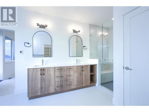 5500 Foothill Court, Kelowna, BC - Indoor Photo Showing Bathroom