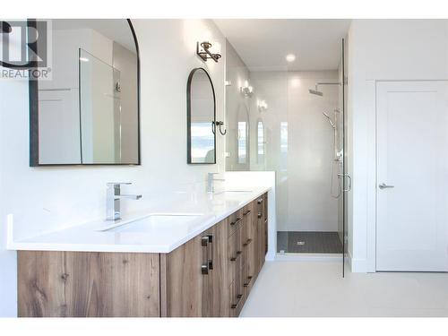 5500 Foothill Court, Kelowna, BC - Indoor Photo Showing Bathroom