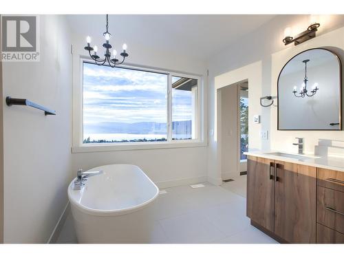 5500 Foothill Court, Kelowna, BC - Indoor Photo Showing Bathroom