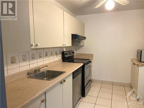 220 Fenerty Court Unit#1, Ottawa, ON - Indoor Photo Showing Kitchen