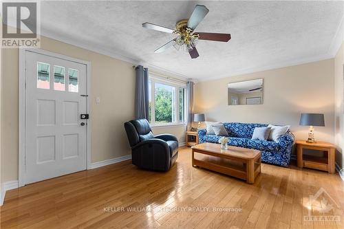 2340 Midway Avenue, Ottawa, ON - Indoor Photo Showing Living Room