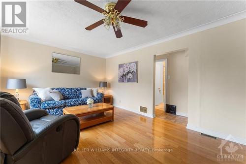 2340 Midway Avenue, Ottawa, ON - Indoor Photo Showing Living Room