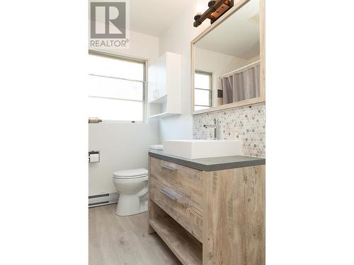 1611 Elm Street E, Kelowna, BC - Indoor Photo Showing Bathroom