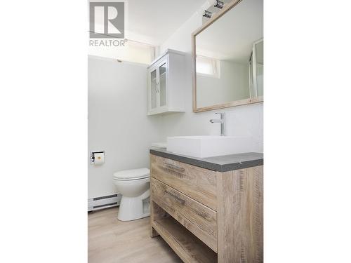 1611 Elm Street E, Kelowna, BC - Indoor Photo Showing Bathroom