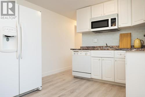 1611 Elm Street E, Kelowna, BC - Indoor Photo Showing Kitchen