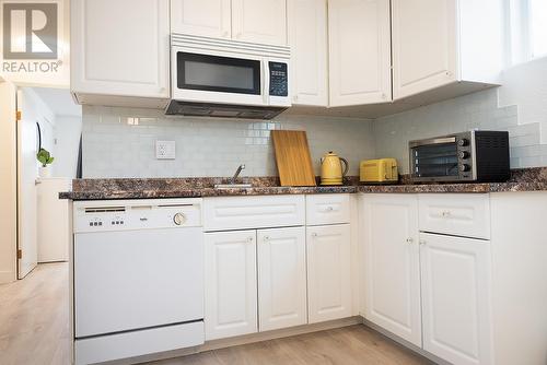 1611 Elm Street E, Kelowna, BC - Indoor Photo Showing Kitchen