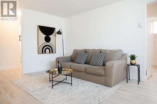 1611 Elm Street E, Kelowna, BC - Indoor Photo Showing Living Room