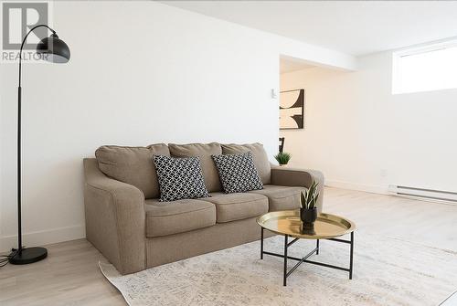 1611 Elm Street E, Kelowna, BC - Indoor Photo Showing Living Room