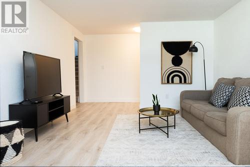 1611 Elm Street E, Kelowna, BC - Indoor Photo Showing Living Room