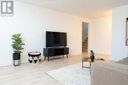 1611 Elm Street E, Kelowna, BC - Indoor Photo Showing Living Room