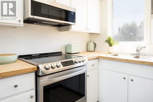 1611 Elm Street E, Kelowna, BC - Indoor Photo Showing Kitchen With Double Sink