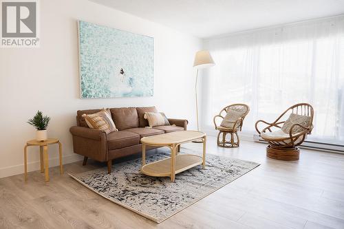 1611 Elm Street E, Kelowna, BC - Indoor Photo Showing Living Room