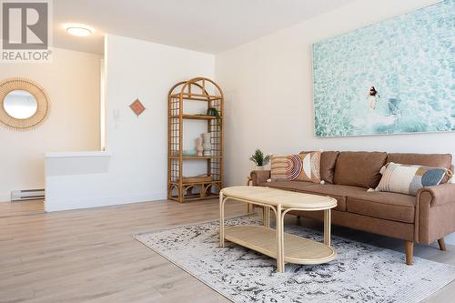 1611 Elm Street E, Kelowna, BC - Indoor Photo Showing Living Room