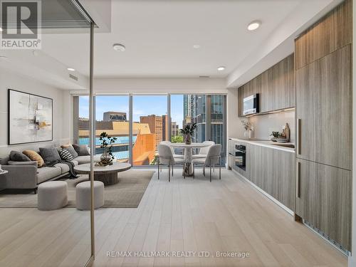 1007 - 8 Cumberland Street, Toronto, ON - Indoor Photo Showing Living Room