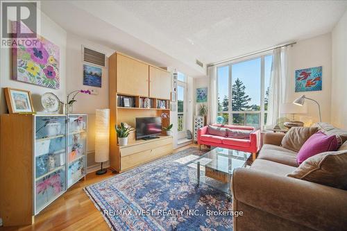 511 - 455 Rosewell Avenue, Toronto, ON - Indoor Photo Showing Living Room