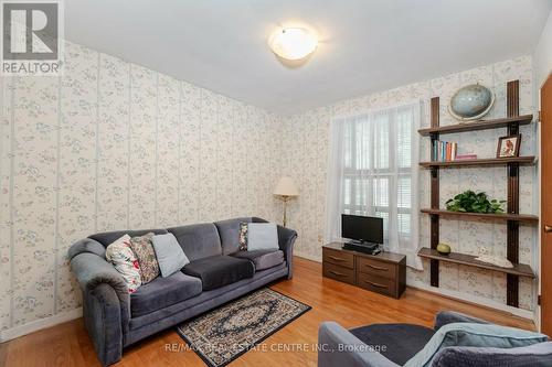 2049 Family Crescent, Mississauga, ON - Indoor Photo Showing Living Room