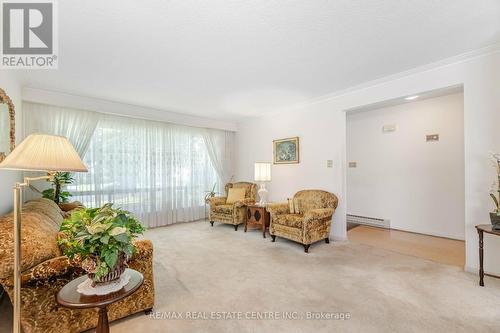 2049 Family Crescent, Mississauga, ON - Indoor Photo Showing Living Room