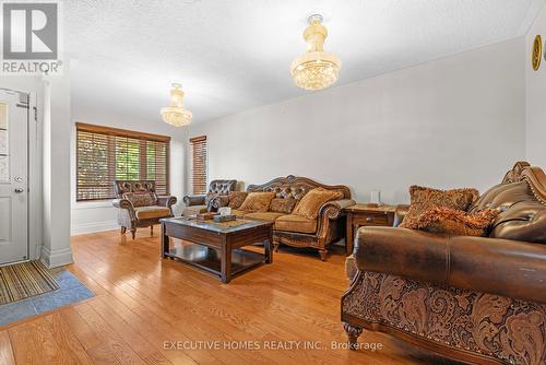 5415 Longford Drive, Mississauga, ON - Indoor Photo Showing Living Room