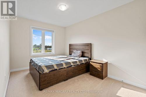 4861 Pettit Avenue, Niagara Falls, ON - Indoor Photo Showing Bedroom