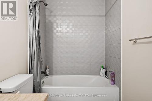 4861 Pettit Avenue, Niagara Falls, ON - Indoor Photo Showing Bathroom