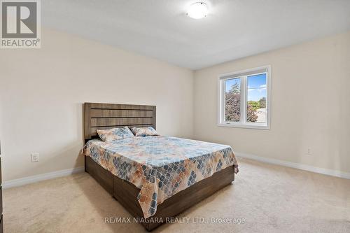 4861 Pettit Avenue, Niagara Falls, ON - Indoor Photo Showing Bedroom