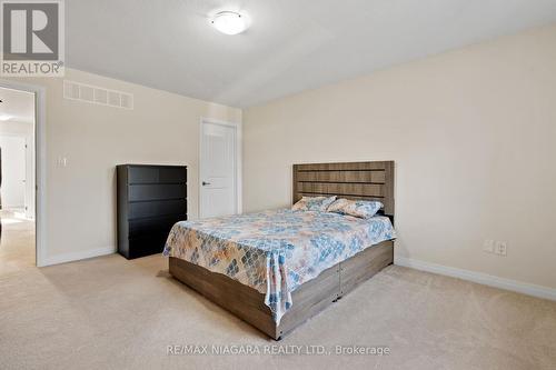 4861 Pettit Avenue, Niagara Falls, ON - Indoor Photo Showing Bedroom